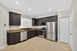 Building Photo - 2213 Oakmont Dr