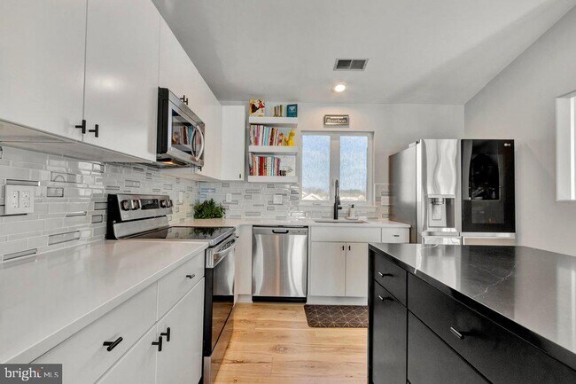 Foto del edificio - 297 Lakeside Dr
