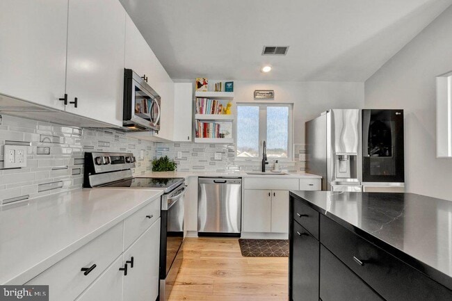 Building Photo - 297 Lakeside Dr