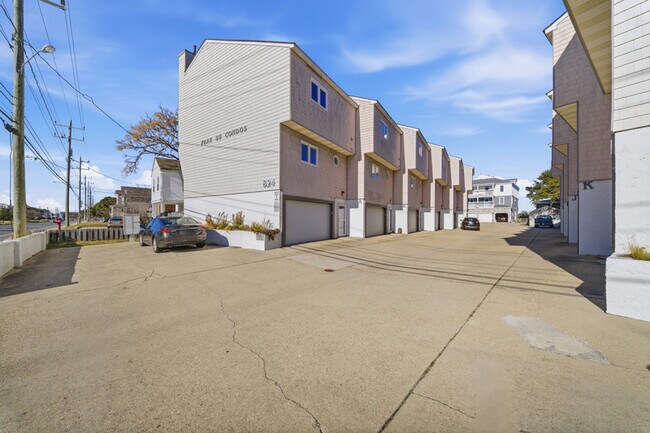 Building Photo - 824 W Ocean View Avenue - C