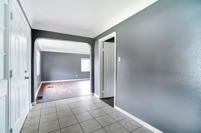 Building Photo - Two Bedroom, Two Bath in Dayton!