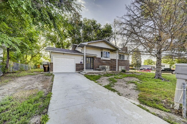Building Photo - Charming 3-Bed Home with Bonus Room, Firep...