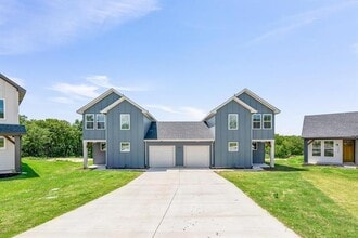 Building Photo - 1210 Chestnut Ct