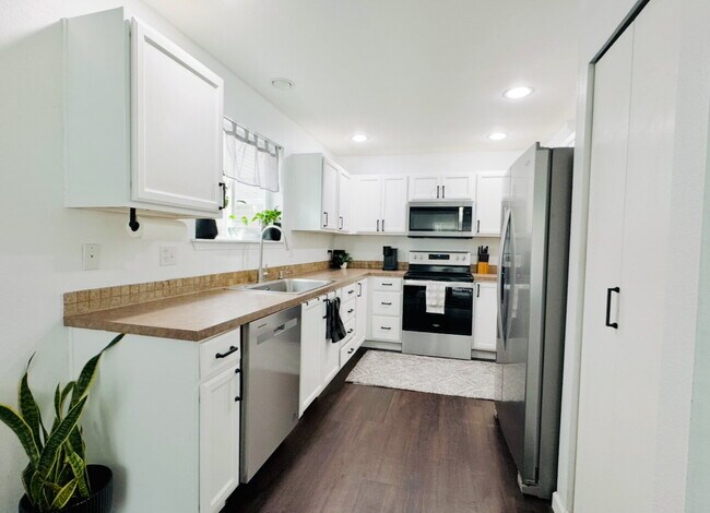 Foto del edificio - Spacious 3-Bed, 2.5-Bath Townhome in Prime Puyallup Location