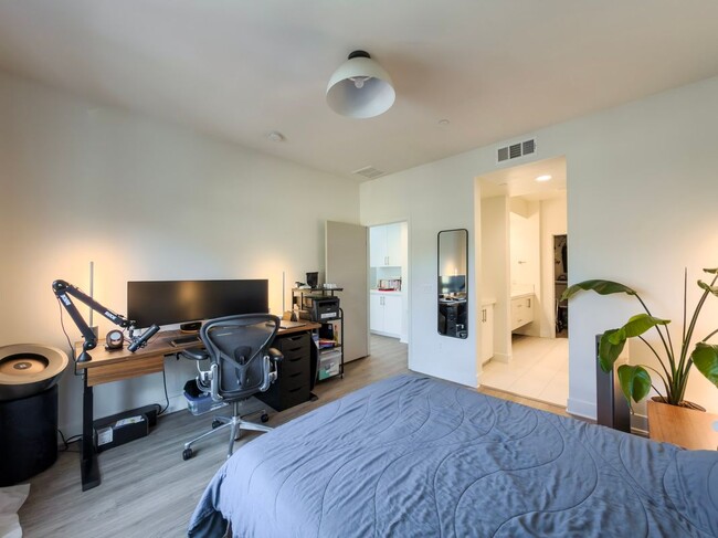 Foto del edificio - 2111 N Cahuenga Blvd