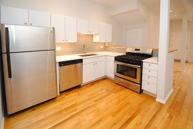 Foto del edificio - 711 N Hoyne Ave
