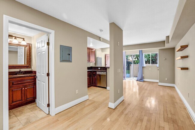 Foto del edificio - $500 Move In Special - Studio in the Venetian Community in UTC w/ Parking Included!