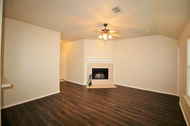 Building Photo - Charming 3/2/2 in Denton For Rent!