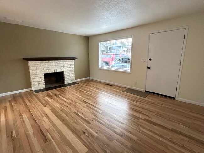 Building Photo - Newly Renovated 3 Bedroom 1 Bathroom Home ...