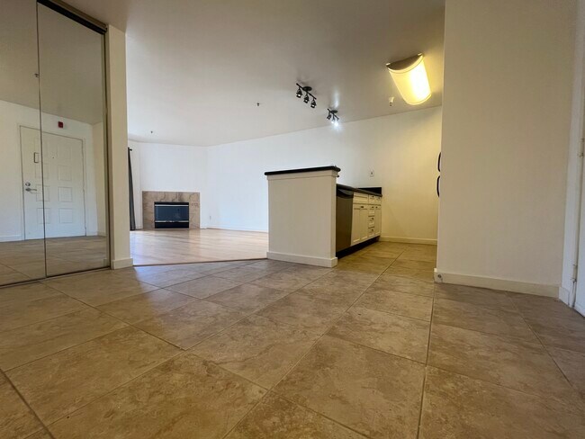 Foto del edificio - 6400 Christie Ave