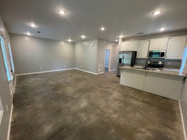 Building Photo - 3BR/2BA Home