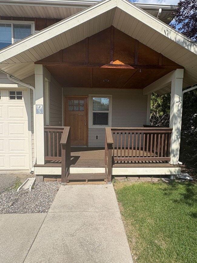 Building Photo - 3 Bedroom 2.5 Bath Condo across from Outla...