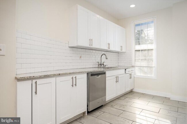 Building Photo - 527 E 27th St