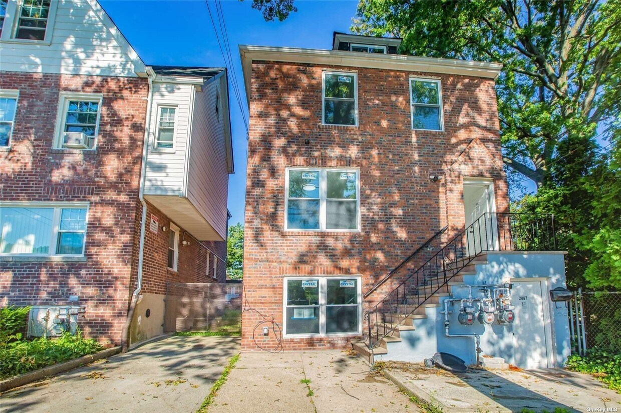 2067 Van Hoesen Ave Unit 3rd Fl, The Bronx, NY 10461 Room for Rent in