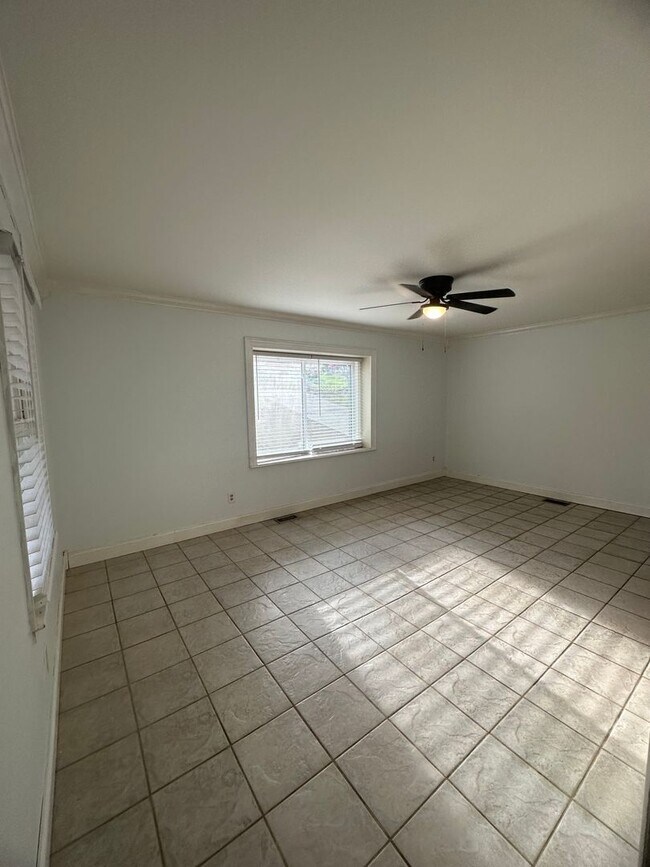 Building Photo - 3BR 2BA Home with Inground Pool