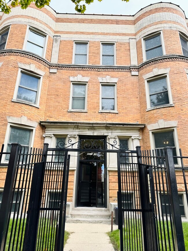 Building Photo - 4611 S Prairie Ave