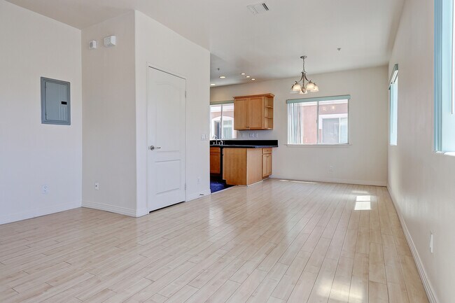 Comedor - 1629 W 207th St