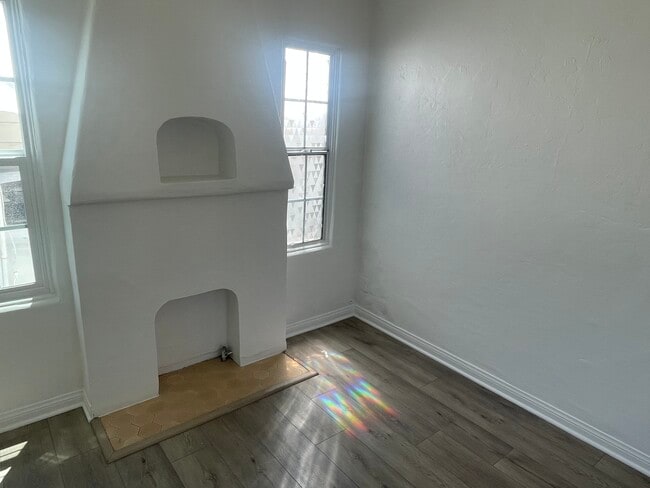 Ornamental fireplace - 3124 Garden Ave