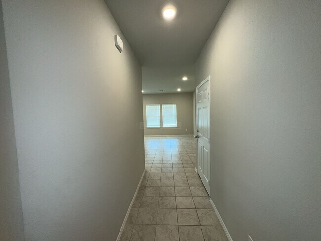 Foto del edificio - 5110 Natalia Rd
