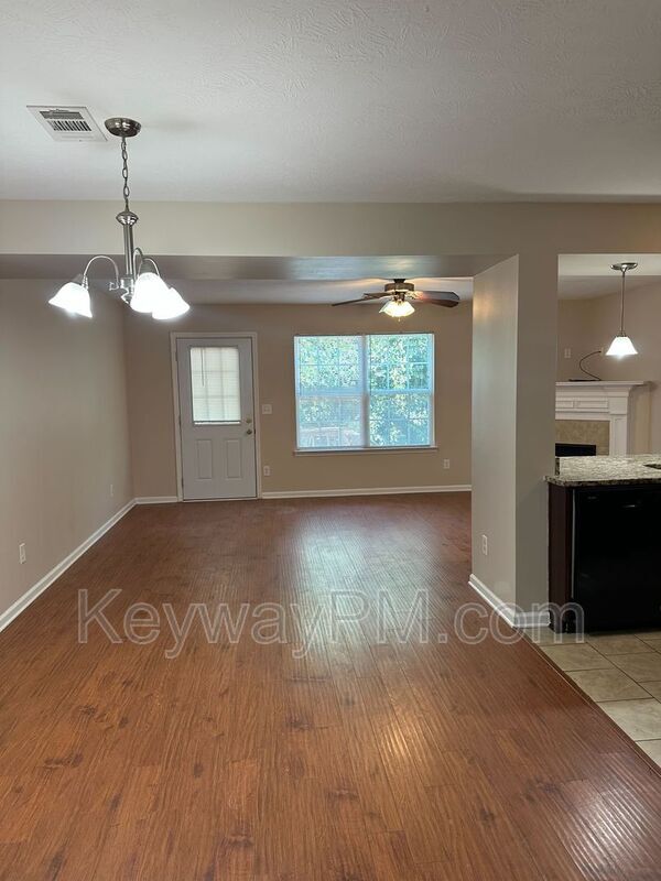 Building Photo - 2035 Reserve Ln