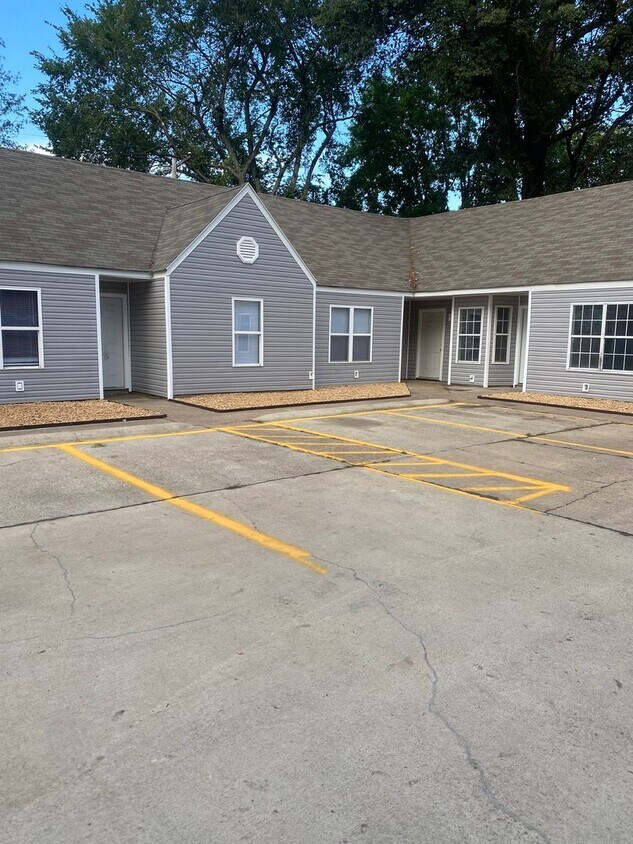 Foto principal - REMODELED 2 BED / 1 Bath Apartment in Trum...