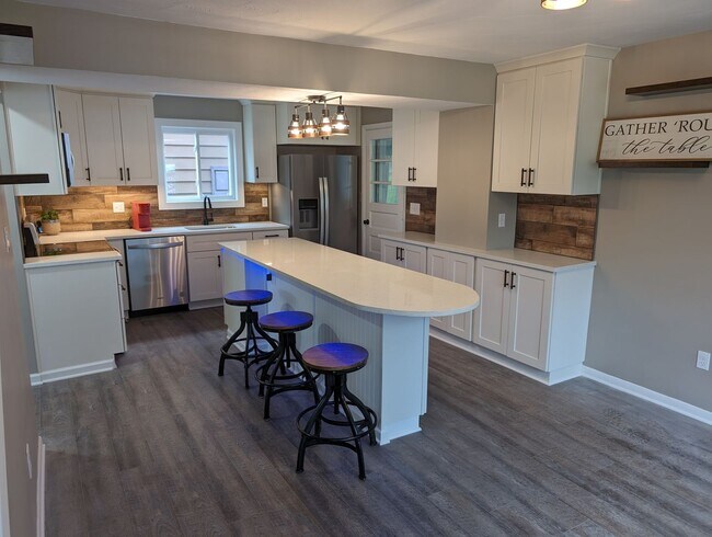 Foto del edificio - ***Brand New Updated 4 Bedroom House****