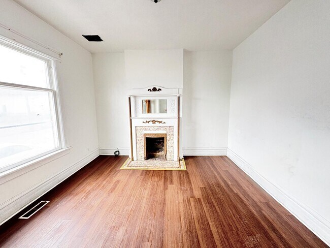 Building Photo - 833 N Michigan St