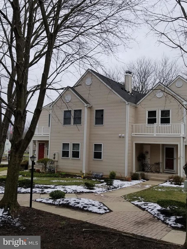Primary Photo - 211 Amherst Ct