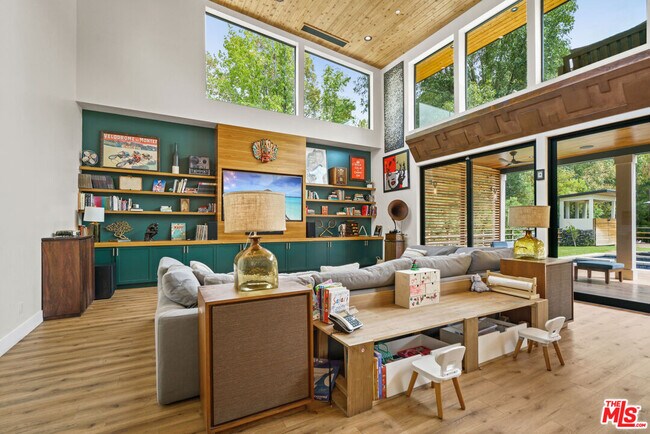 Foto del edificio - 5922 Oakdale Ave