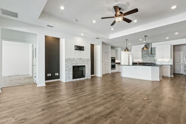 Foto del edificio - Spacious 5-Bedroom Home with Office, Den & Included Electric!