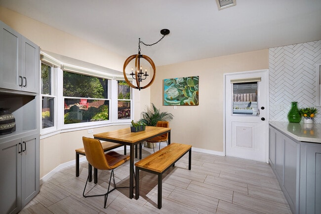 Foto del edificio - 2136 Foothill Dr