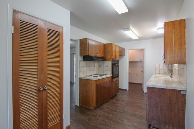 Building Photo - 3 Bedroom East Redding Home!