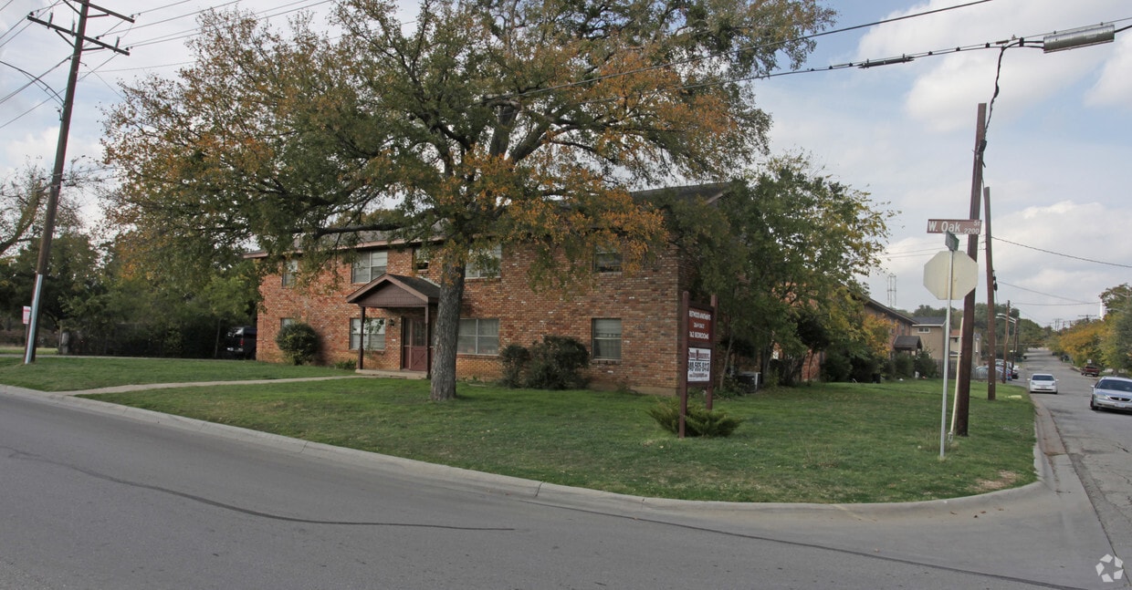 Primary Photo - 2266 W Oak St