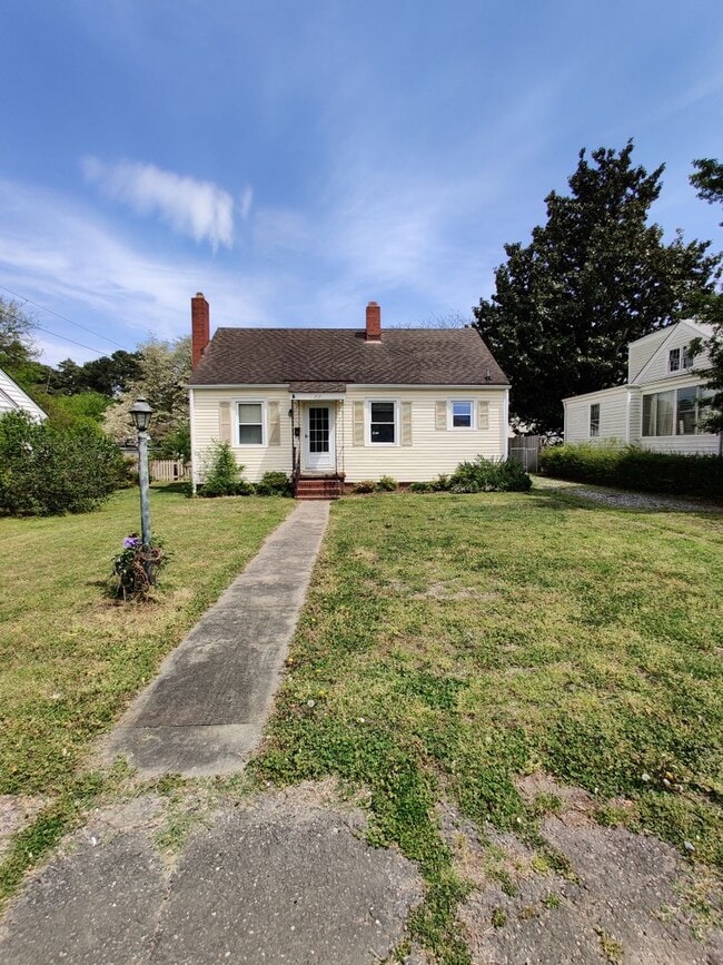 Building Photo - 717 Floral Ave