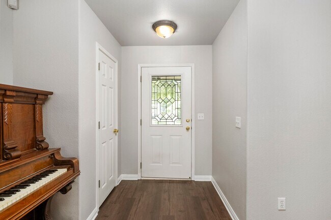 Foto del edificio - Charming Home Awaits: Spacious & Modern Li...