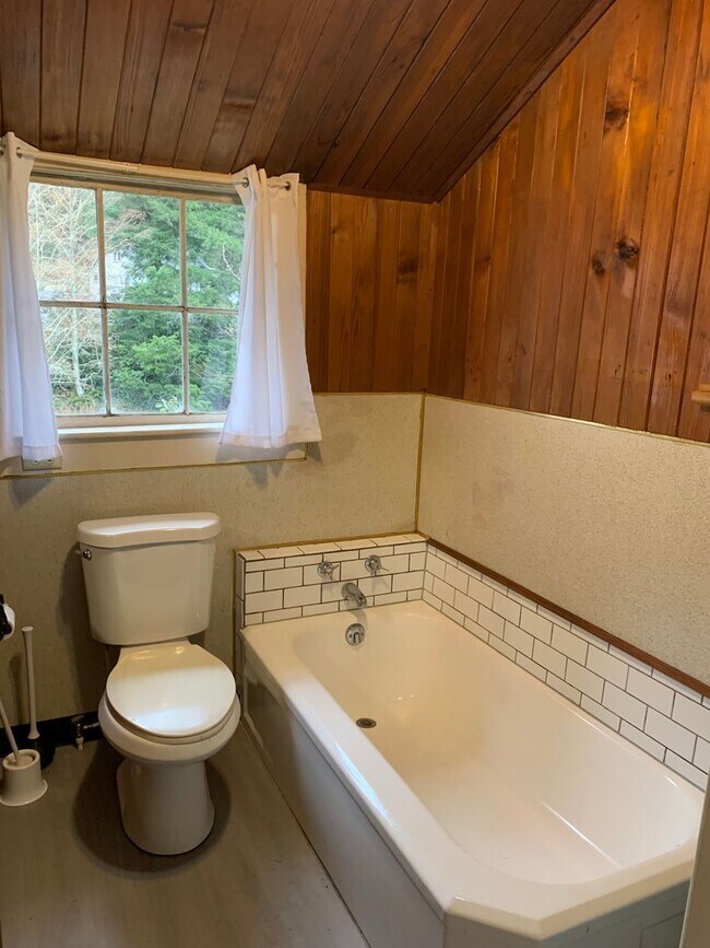 Foto del edificio - Charming Vintage Farm Home w/4 bedroom, 2 ...