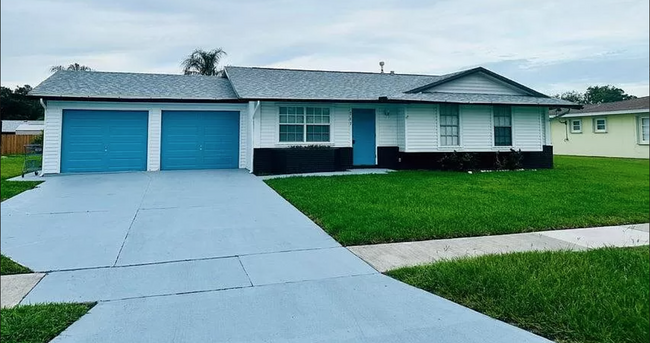 Newly painted, new roof. - 767 SW Ravenswood Ln