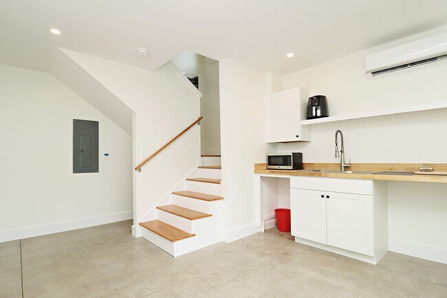 Foto del edificio - Light-Filled Downtown Studio Near UVA Medical Center