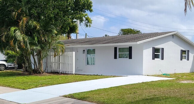 Building Photo - 3111 NE Savannah Rd