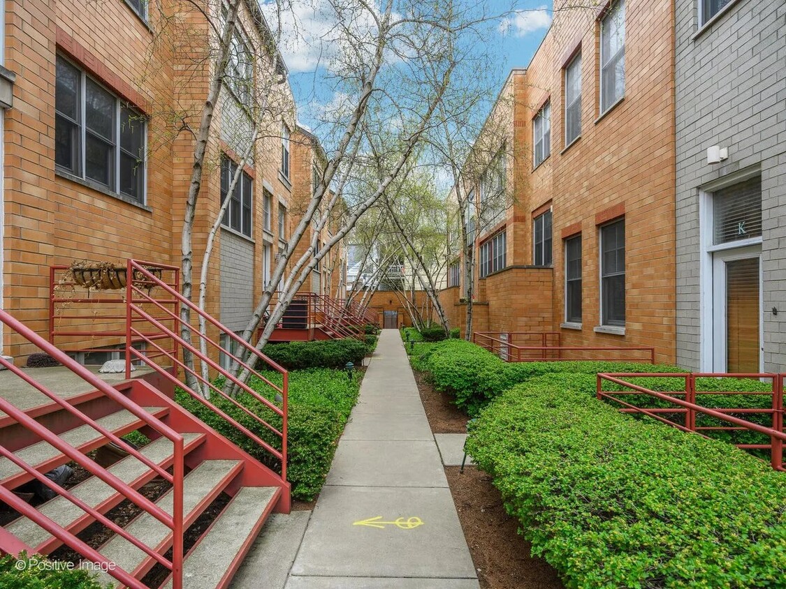 Building Photo - 2850 N Lakewood Ave