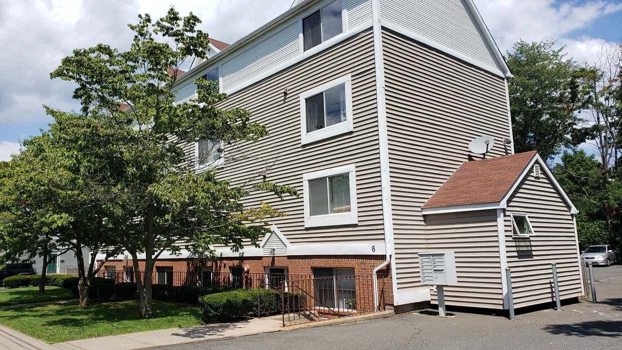 6 Crown St, Plainville, CT 06062 Condo for Rent in Plainville, CT