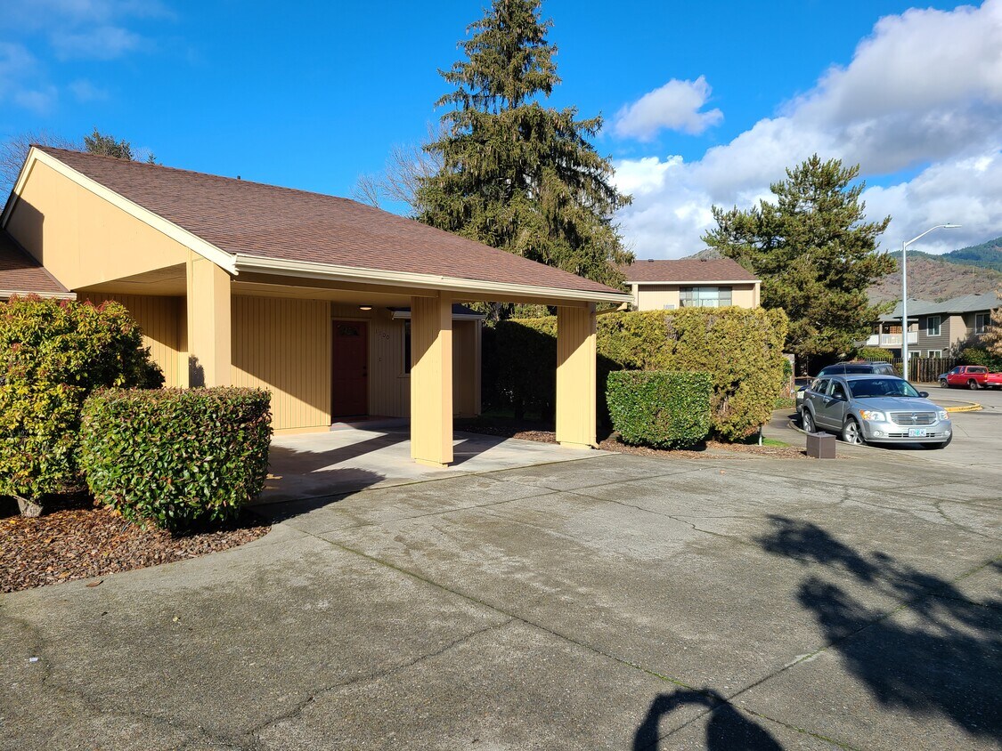 Primary Photo - 1100 Excalibur Dr