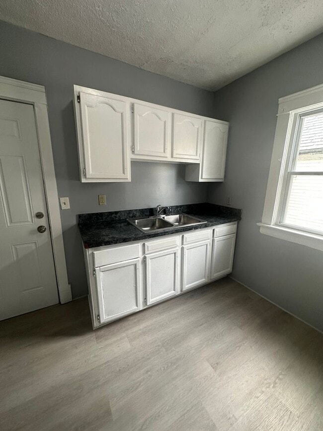 Foto del edificio - 11414 Fairport Ave