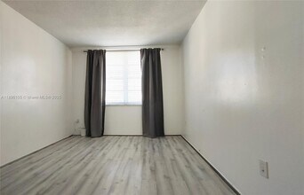 Building Photo - 500 Bayview Dr