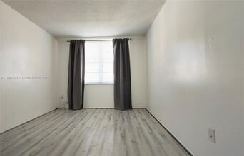 Building Photo - 500 Bayview Dr