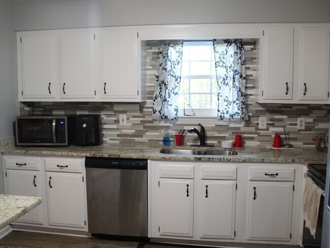 Building Photo - 8626 Surry Cir