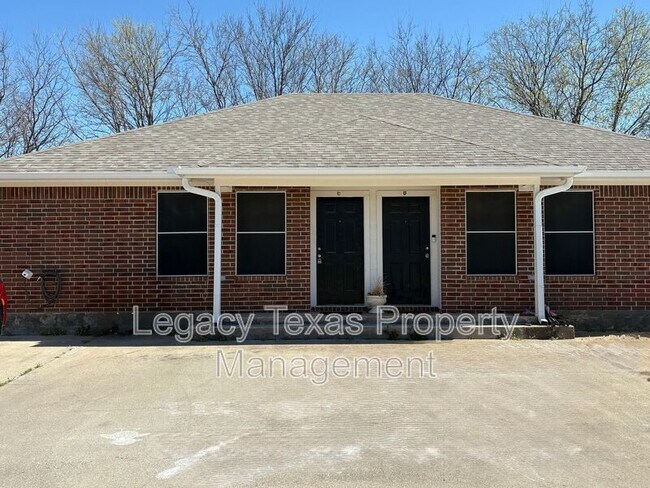 Building Photo - 641 Woodard Ave