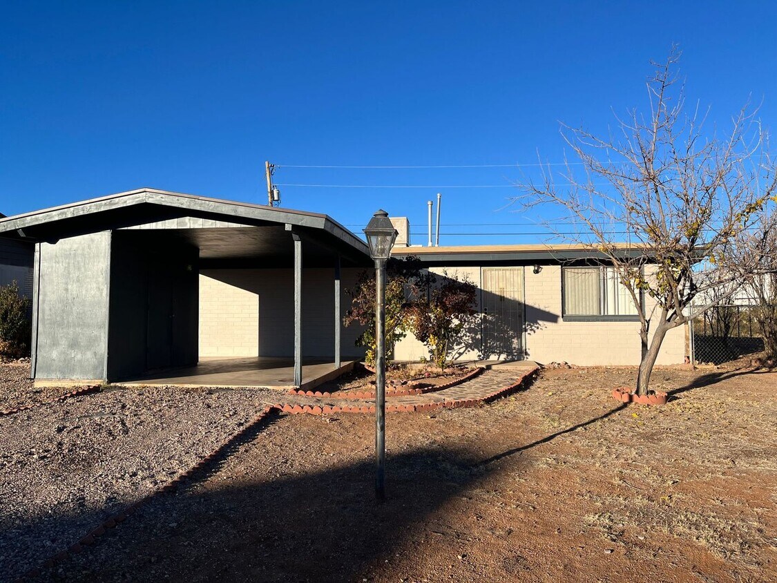 Foto principal - 3 bedroom 1 bath home with yard and covere...