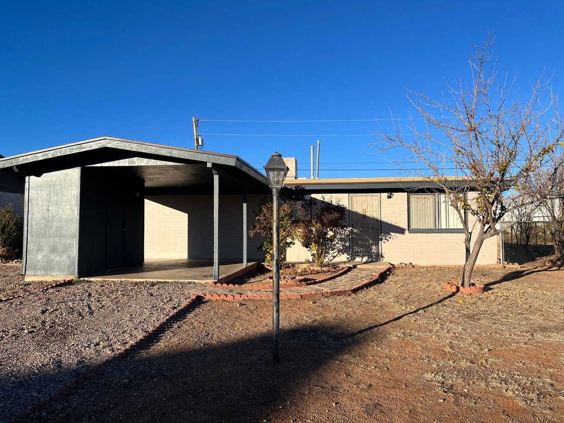 Primary Photo - 3 bedroom 1 bath home with yard and covere...