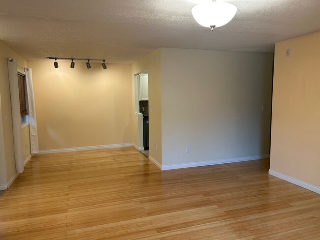 Foto del edificio - Spacious Mt. Park Lake Oswego Condo - Larg...